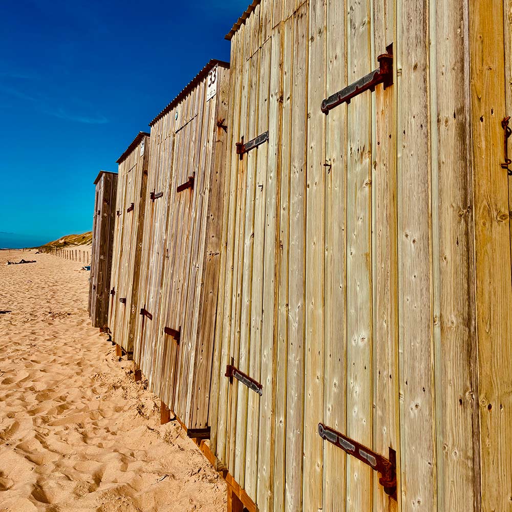 Umkleidekabinen am Strand bei Sonnenschein